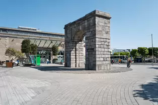 THERE IS A NOTABLE ARCH AT ST GEORGE'S DOCK [NEAR THE ENTRANCE TO THE CHQ BUILDING]-251018-1