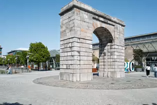 THERE IS A NOTABLE ARCH AT ST GEORGE'S DOCK [NEAR THE ENTRANCE TO THE CHQ BUILDING]-251019-1