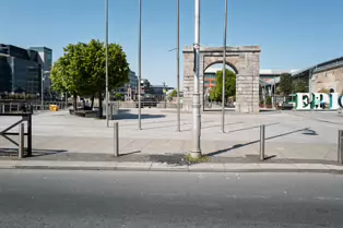 THERE IS A NOTABLE ARCH AT ST GEORGE'S DOCK [NEAR THE ENTRANCE TO THE CHQ BUILDING]-251020-1