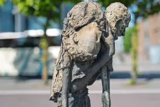 THE FAMINE MEMORIAL ON CUSTOM HOUSE QUAY [MY SECOND SESSION USING THE LEICA Q3]-250896-1