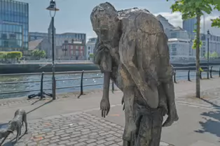 THE FAMINE MEMORIAL ON CUSTOM HOUSE QUAY [MY SECOND SESSION USING THE LEICA Q3]-250899-1