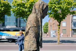 THE FAMINE MEMORIAL ON CUSTOM HOUSE QUAY [MY SECOND SESSION USING THE LEICA Q3]-250900-1