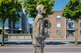 THE FAMINE MEMORIAL ON CUSTOM HOUSE QUAY [MY SECOND SESSION USING THE LEICA Q3]-250902-1