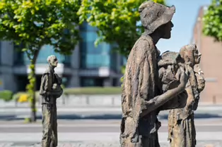 THE FAMINE MEMORIAL ON CUSTOM HOUSE QUAY [MY SECOND SESSION USING THE LEICA Q3]-250903-1