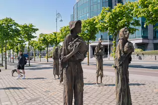 THE FAMINE MEMORIAL ON CUSTOM HOUSE QUAY [MY SECOND SESSION USING THE LEICA Q3]-250904-1