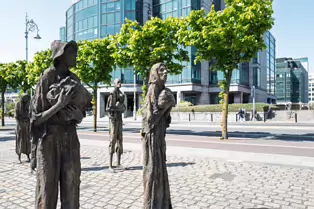THE FAMINE MEMORIAL ON CUSTOM HOUSE QUAY [MY SECOND SESSION USING THE LEICA Q3]-250905-1