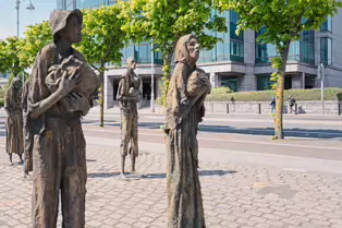 THE FAMINE MEMORIAL ON CUSTOM HOUSE QUAY [MY SECOND SESSION USING THE LEICA Q3]-250906-1
