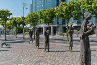 THE FAMINE MEMORIAL ON CUSTOM HOUSE QUAY [MY SECOND SESSION USING THE LEICA Q3]-250907-1