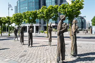 THE FAMINE MEMORIAL ON CUSTOM HOUSE QUAY [MY SECOND SESSION USING THE LEICA Q3]-250909-1