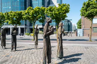 THE FAMINE MEMORIAL ON CUSTOM HOUSE QUAY [MY SECOND SESSION USING THE LEICA Q3]-250910-1