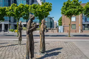 THE FAMINE MEMORIAL ON CUSTOM HOUSE QUAY [MY SECOND SESSION USING THE LEICA Q3]-250911-1