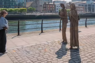 THE FAMINE MEMORIAL ON CUSTOM HOUSE QUAY [MY SECOND SESSION USING THE LEICA Q3]-250912-1
