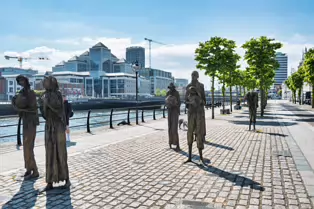 THE FAMINE MEMORIAL ON CUSTOM HOUSE QUAY [MY SECOND SESSION USING THE LEICA Q3]-250913-1