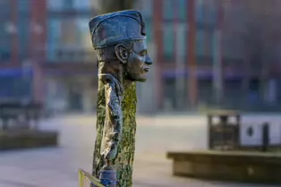 NO PASARAN AT WRITERS SQUARE IN BELFAST [SPANISH CIVIL WAR MEMORIAL BY ANTO BRENNAN]-232861-1