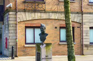 NO PASARAN AT WRITERS SQUARE IN BELFAST [SPANISH CIVIL WAR MEMORIAL BY ANTO BRENNAN]-232864-1