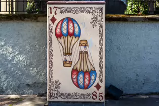 PAINT-A-BOX TRIBUTE TO RICHARD CROSBIE THE BALLOONIST [DUNVILLE AVENUE]-249181-1