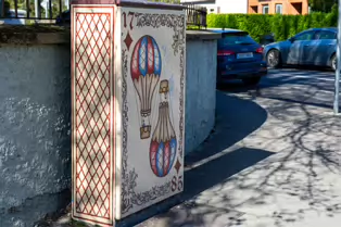 PAINT-A-BOX TRIBUTE TO RICHARD CROSBIE THE BALLOONIST [DUNVILLE AVENUE]-249182-1