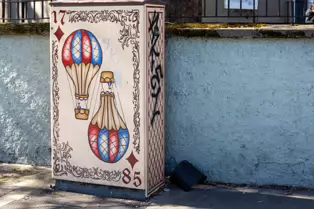 PAINT-A-BOX TRIBUTE TO RICHARD CROSBIE THE BALLOONIST [DUNVILLE AVENUE]-249183-1