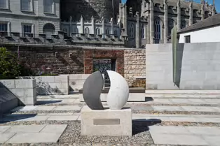 THE GARDA MEMORIAL GARDEN [LOCATED WITHIN THE DUBHLINN GARDENS AT DUBLIN CASTLE]-251255-1