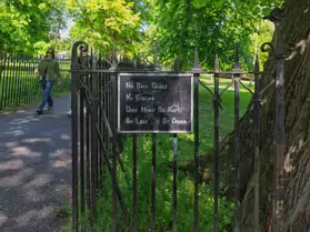 PALMERSTON PUBLIC PARK [IN THE DUBLIN SUBURB OF DARTRY]-251123-1