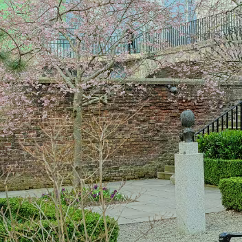 VERONICA GUERIN MEMORIAL The memorial sculpture dedicated to Veronica Guerin, located within the Dublin Castle Gardens, serves as a poignant...