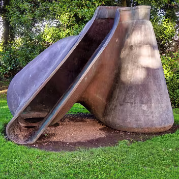 SCULPTURE BY TONY CRAGG Tony Cragg's untitled sculpture, a striking exploration of the form of a glass flask, offers a fascinating insight into...