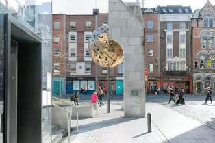 THE TREE OF GOLD AND THE CENTRAL PLAZA [DAME STREET SUNDAY 30 MARCH 2025]-248905-1