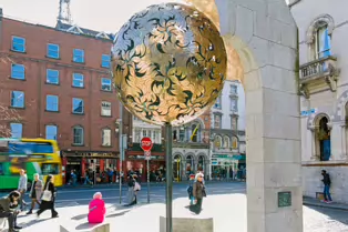 THE TREE OF GOLD AND THE CENTRAL PLAZA [DAME STREET SUNDAY 30 MARCH 2025]-248906-1