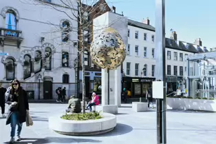 THE TREE OF GOLD AND THE CENTRAL PLAZA [DAME STREET SUNDAY 30 MARCH 2025]-248909-1