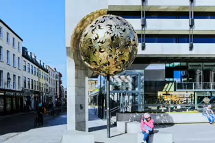 THE TREE OF GOLD AND THE CENTRAL PLAZA [DAME STREET SUNDAY 30 MARCH 2025]-248911-1