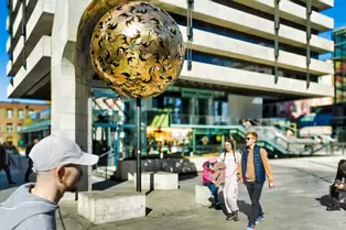 THE TREE OF GOLD AND THE CENTRAL PLAZA [DAME STREET SUNDAY 30 MARCH 2025]-248913-1