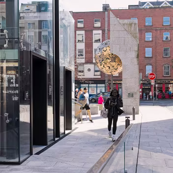 CENTRAL PLAZA DAME STREET Central Plaza and Dame Street in Dublin represent a significant area of the city, blending historical architecture with...