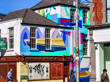 DRAGON CLASS During Dún Laoghaire Anseo 2021, Decoy unveiled his captivating piece, "Dragon Class." This abstract artwork pays homage...