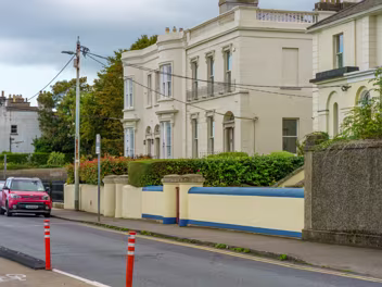 SEAPOINT AVENUE