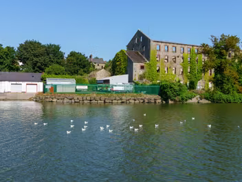 DERELICT MILL This late 19th-century, five-story factory building, prominently situated on the River Boyne west of the town centre,...