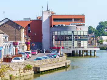 WELLINGTON QUAY Wellington Quay is situated on the north bank of the River Boyne in Drogheda. It is directly connected to the south side...
