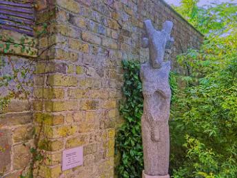 GABAR SCULPTURE BY SIMON CARMAN Simon Carman is a talented sculptor based in Ireland. He grew up in Dublin and followed in the footsteps of his mother,...