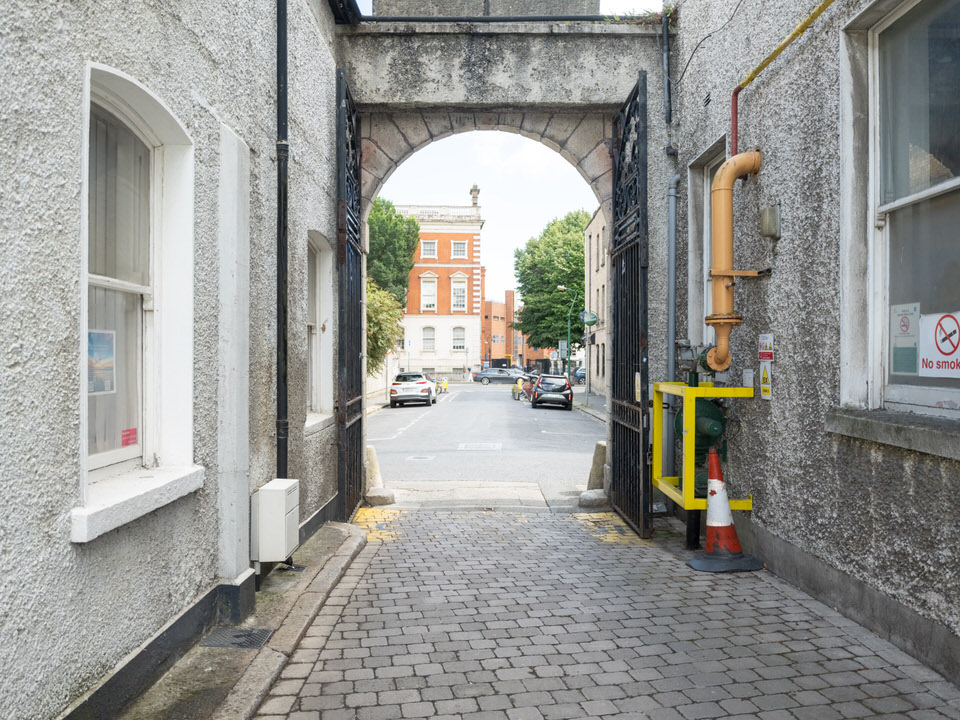 The Historic Arch Courtyard At Henrietta Place