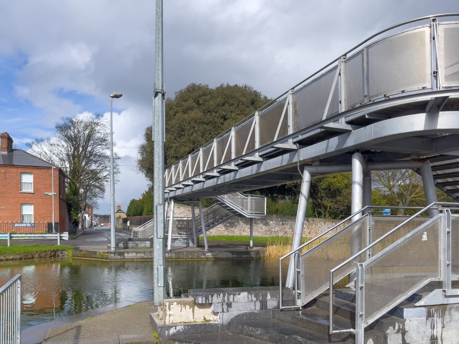 PEDESTRIAN BRIDGE ACROSS THE GRAND CANAL 006