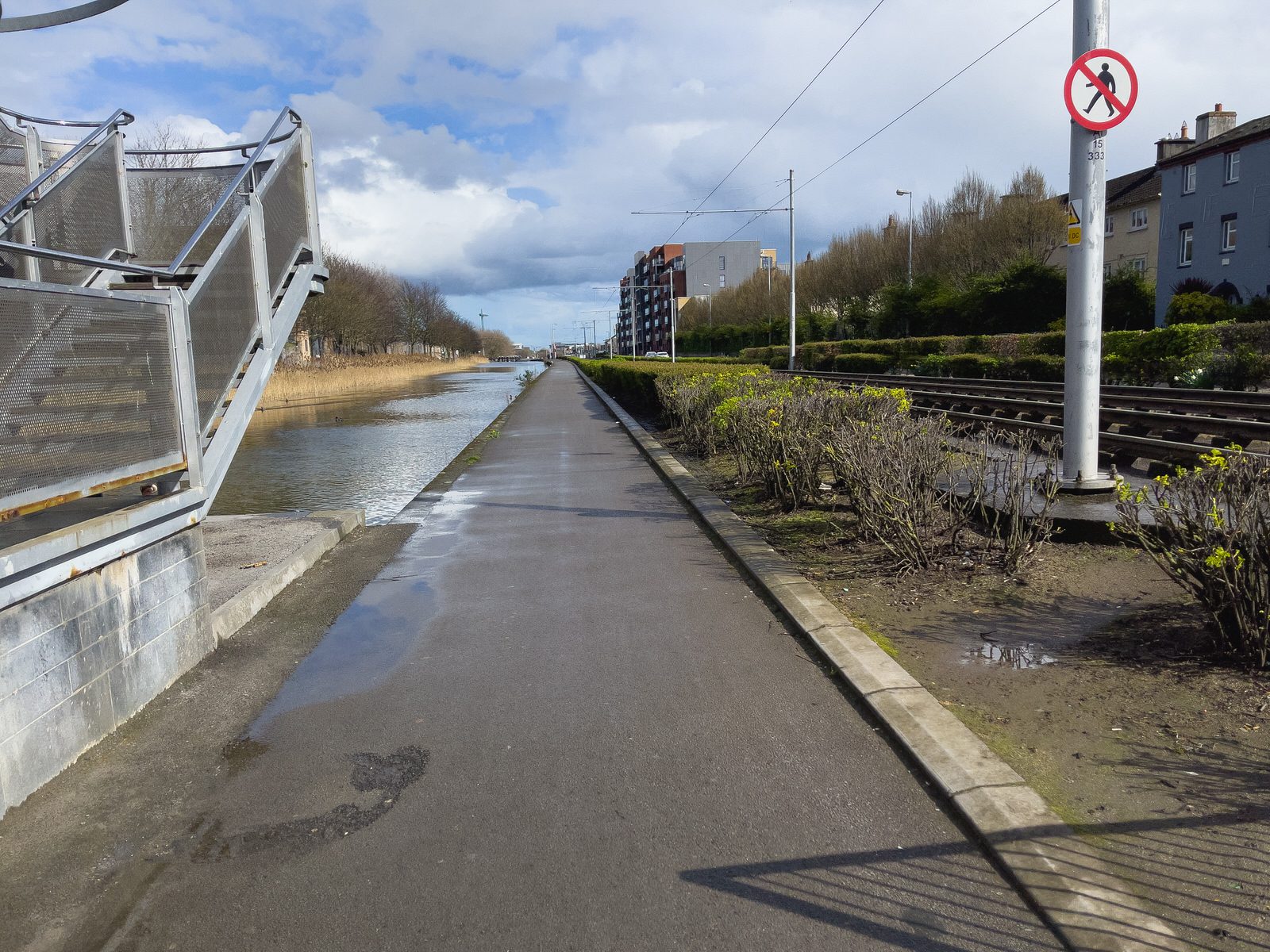 PEDESTRIAN BRIDGE ACROSS THE GRAND CANAL 011