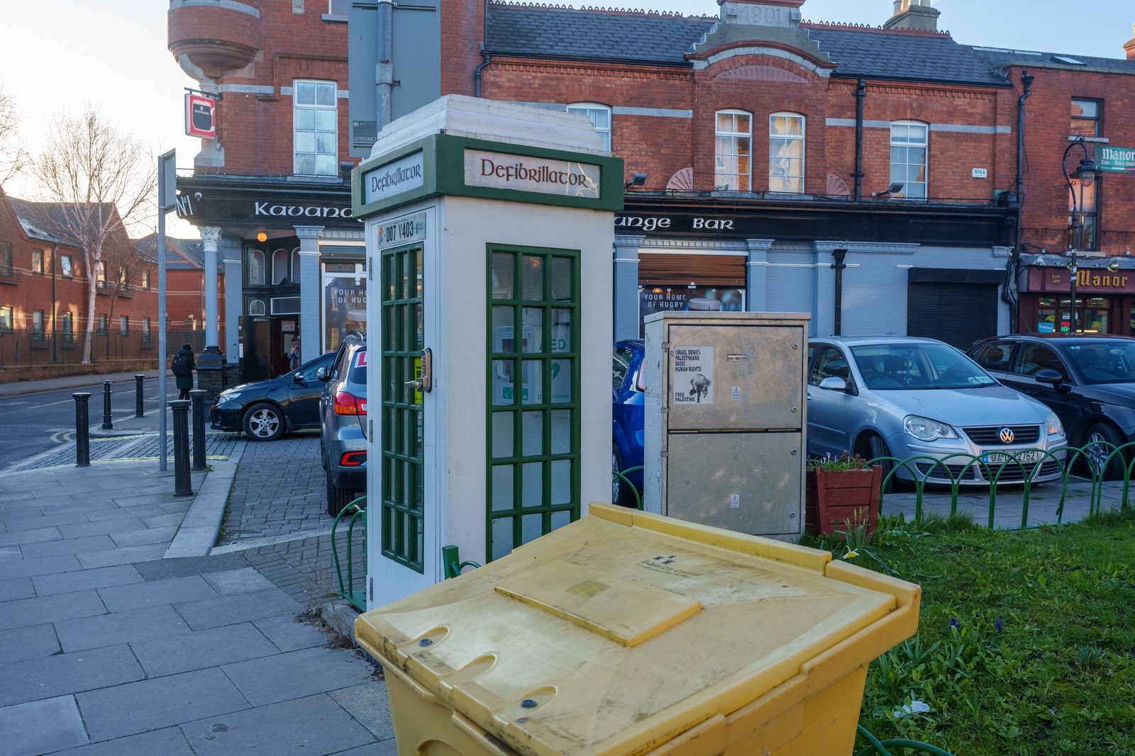 PHONE KIOSK REPURPOSED AS A DEFIBRILLATOR STATION 004