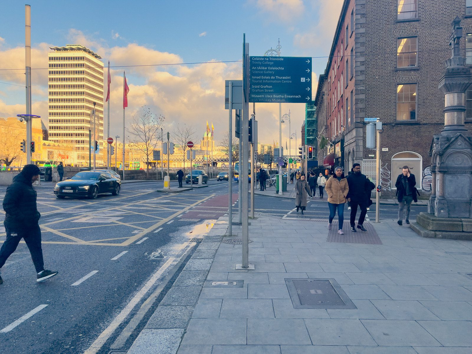 A WALK ALONG BURGH QUAY [THE SOUTH QUAYS IN DUBLIN CITY]-225510-1