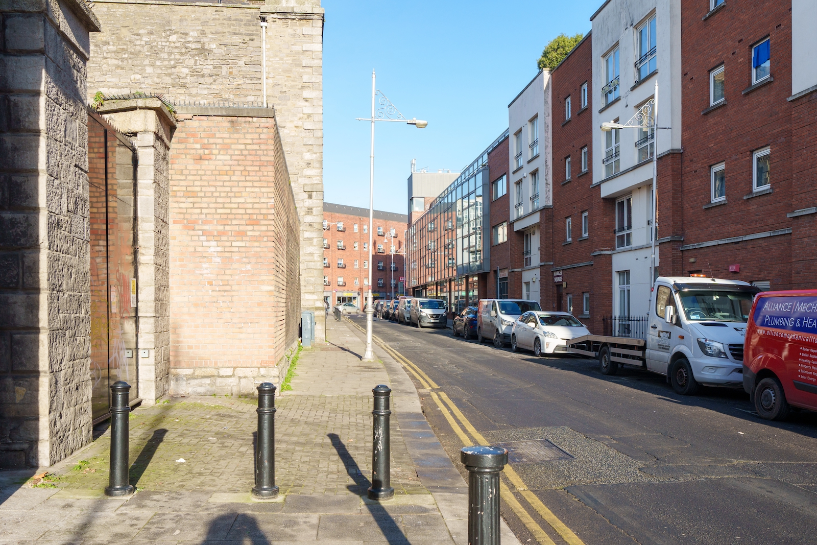 I FREQUENTLY USE GREEN STREET AS A SHORTCUT [THE FAMOUS COURT HOUSE IS BEHIND CONSTRUCTION SITE HOARDING]-227289-000