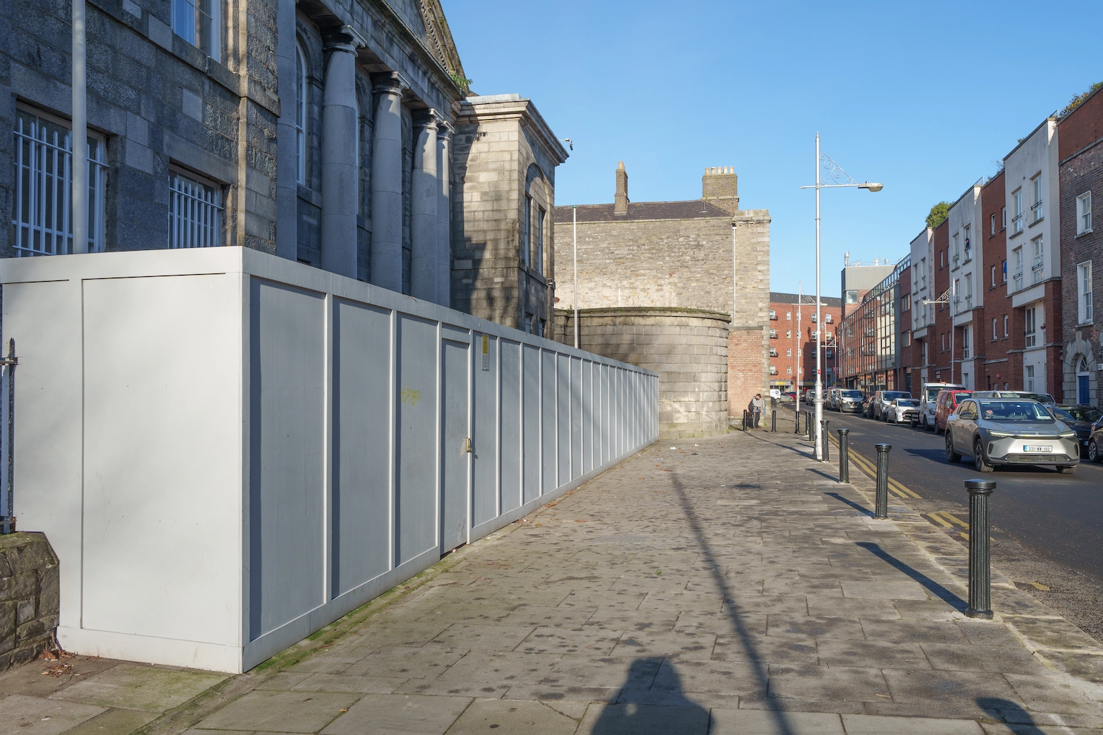 I FREQUENTLY USE GREEN STREET AS A SHORTCUT [THE FAMOUS COURT HOUSE IS BEHIND CONSTRUCTION SITE HOARDING]-227290-001